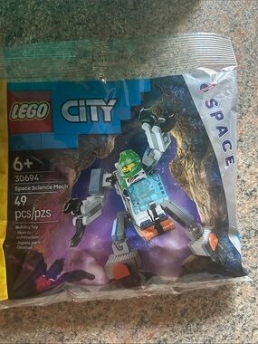LEGO City Space Science Mech with Green Helmet and Blue Cockpit